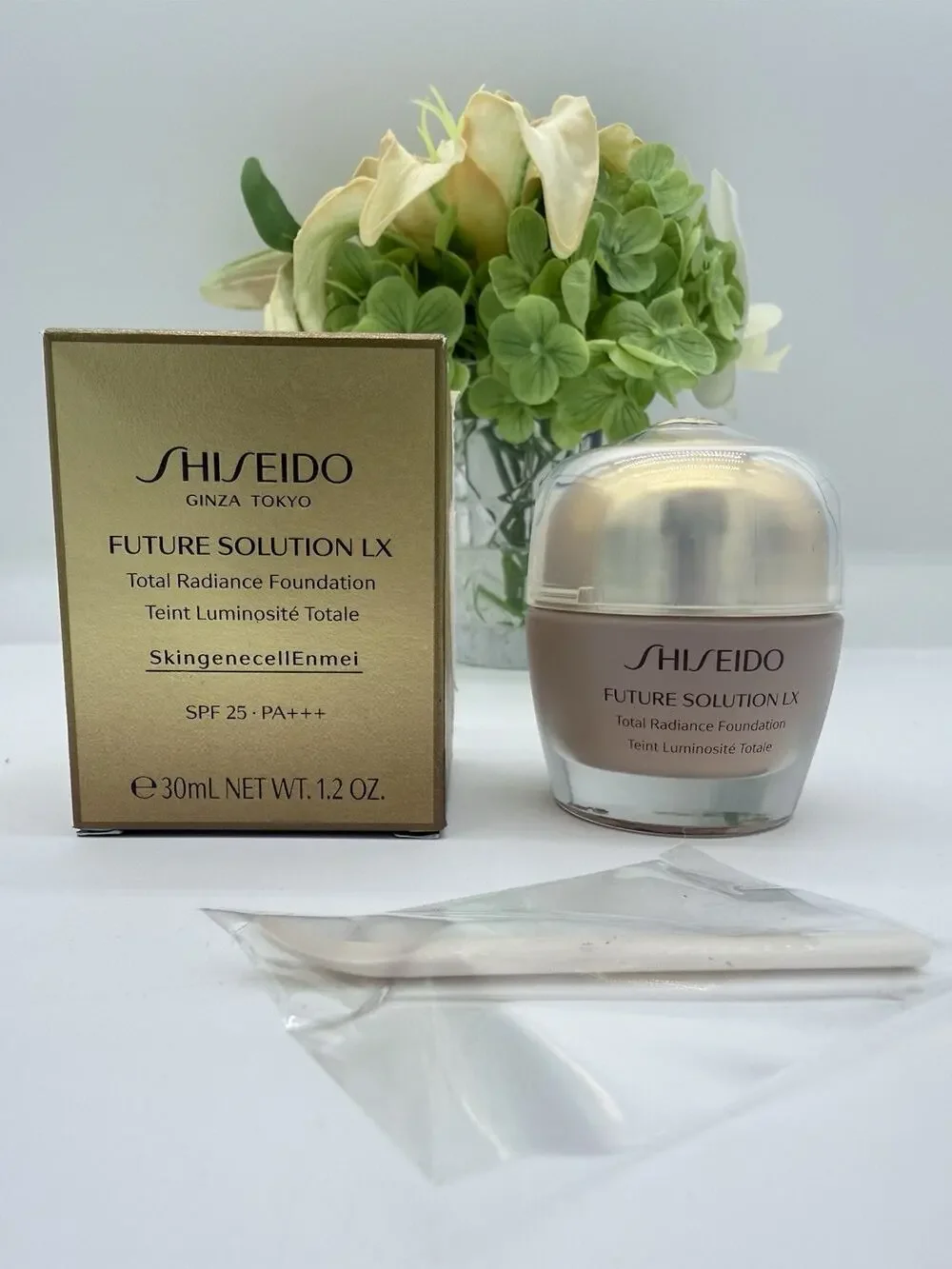 Shiseido - Future Solution LX Total Radiance Foundation Golden 3 SPF15 30ml /1oz